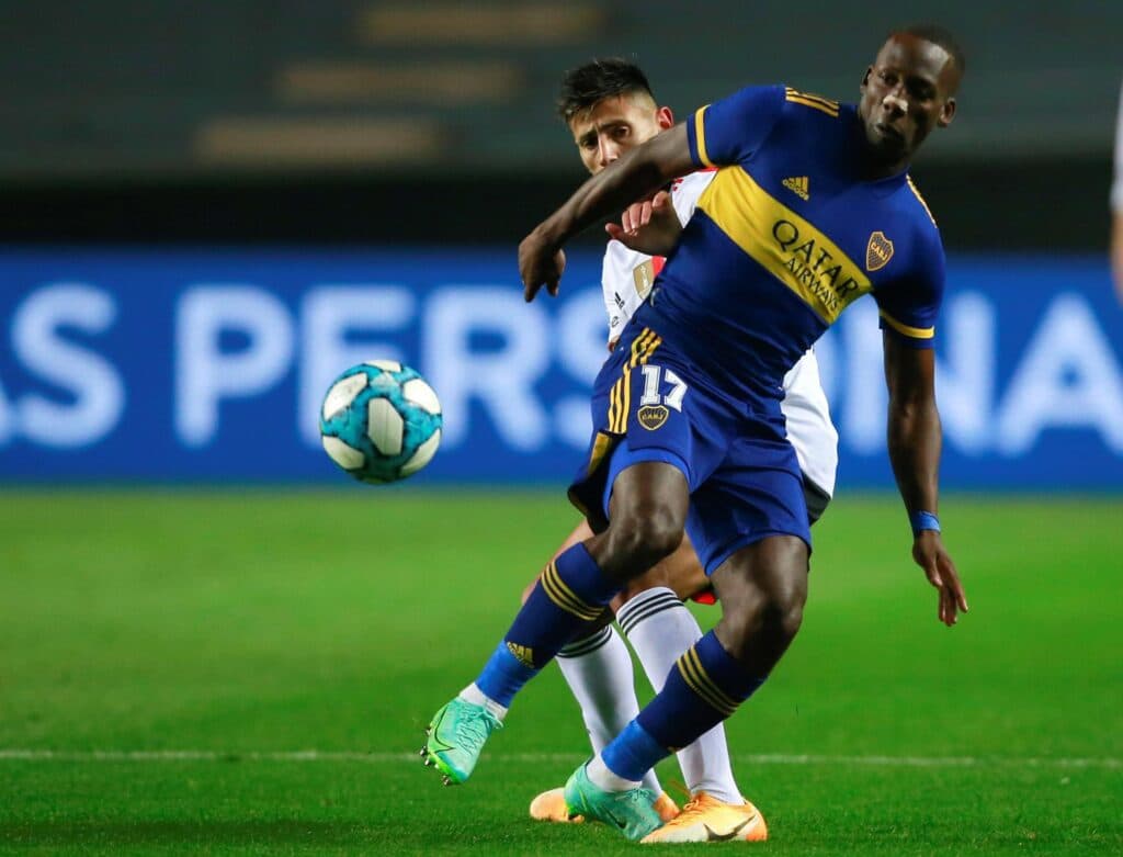 El peruano Luis Advíncula renueva su contrato con Boca Juniors hasta diciembre de 2026