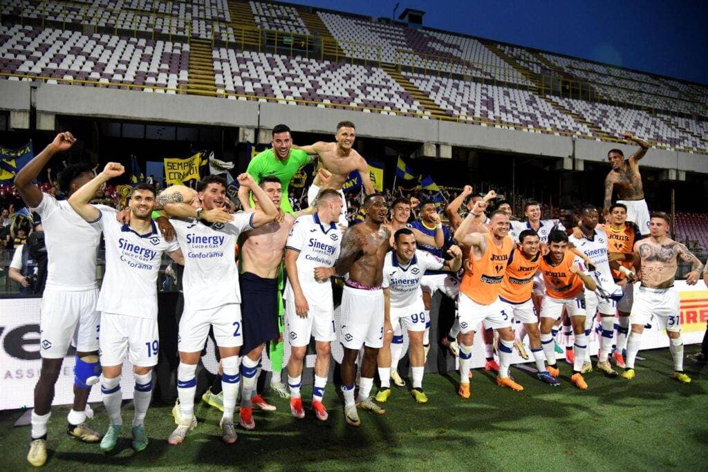 1-2. El Hellas Verona sella la permanencia en el campo del colista