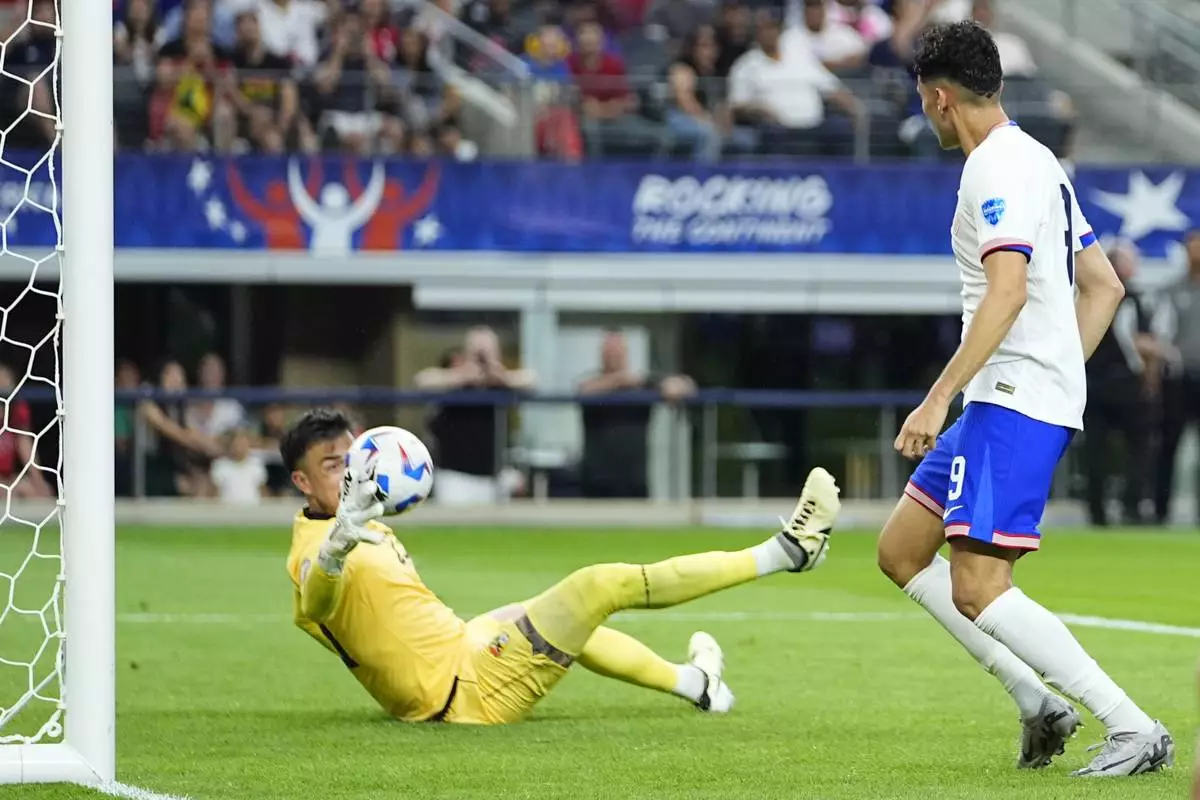 Estados Unidos gana 2 – 0, pero Bolivia ahoga grito de gol del latino Pepi