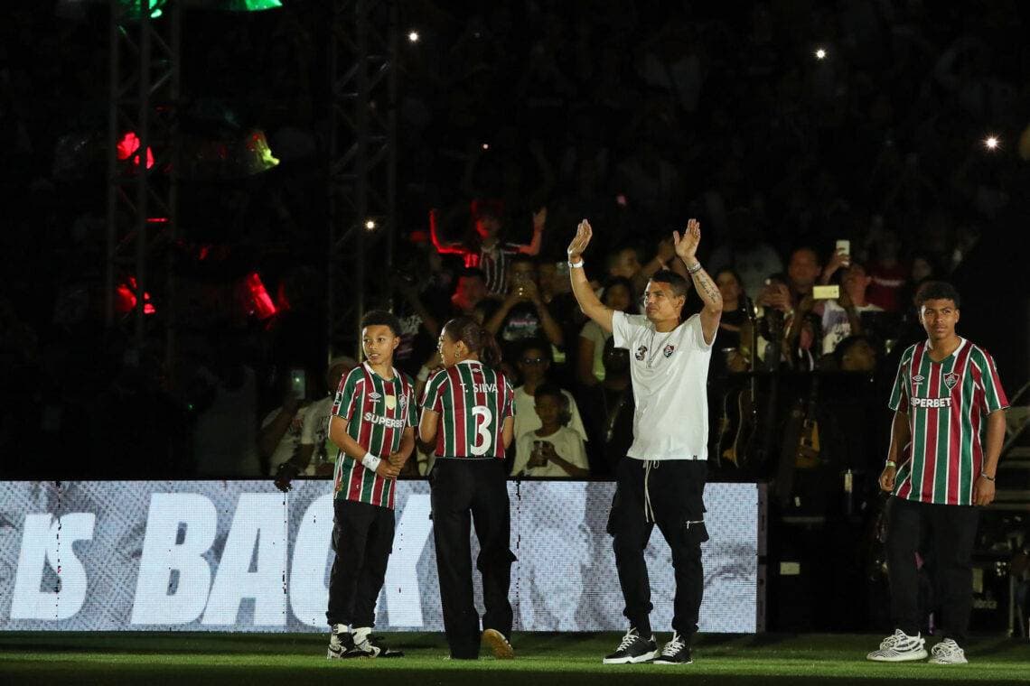 El brasileño Thiago Silva celebra la vuelta a «casa» en su abarrotada presentación con el Fluminense