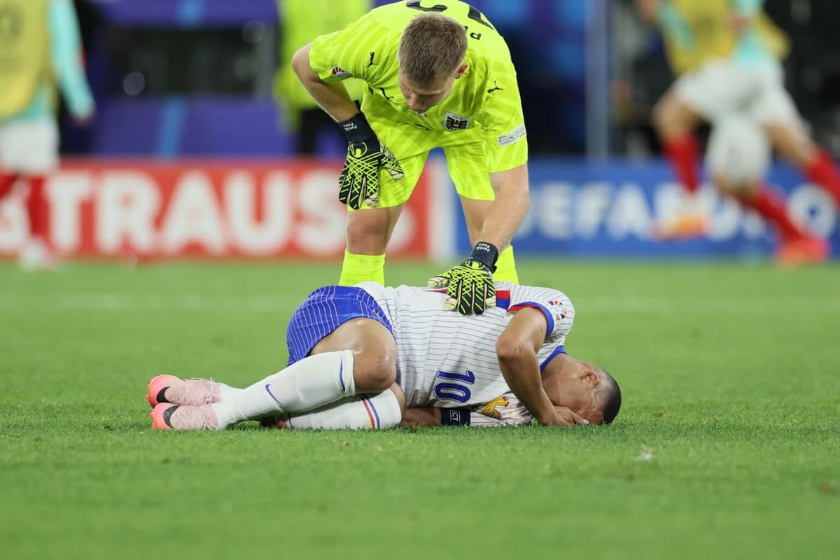 Mbappé corre al margen, dispara y aún es duda