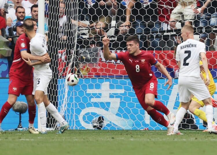 1-1. Jovic salva a Serbia en el último córner