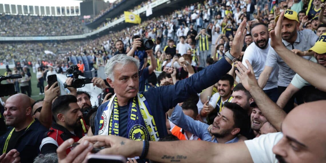 Mourinho firma con el Fenerbahçe turco en una ceremonia multitudinaria