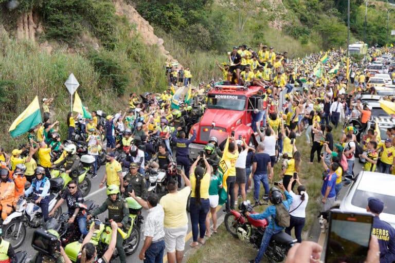 Un río humano recibe al Bucaramanga con su primera copa de la liga de fútbol en Colombia