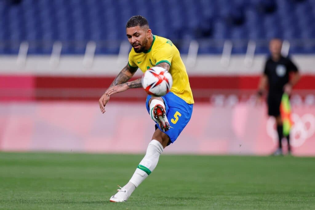 Brasileño Douglas Luiz reconoce desajustes defensivos: «No es normal que encajemos tantos goles»