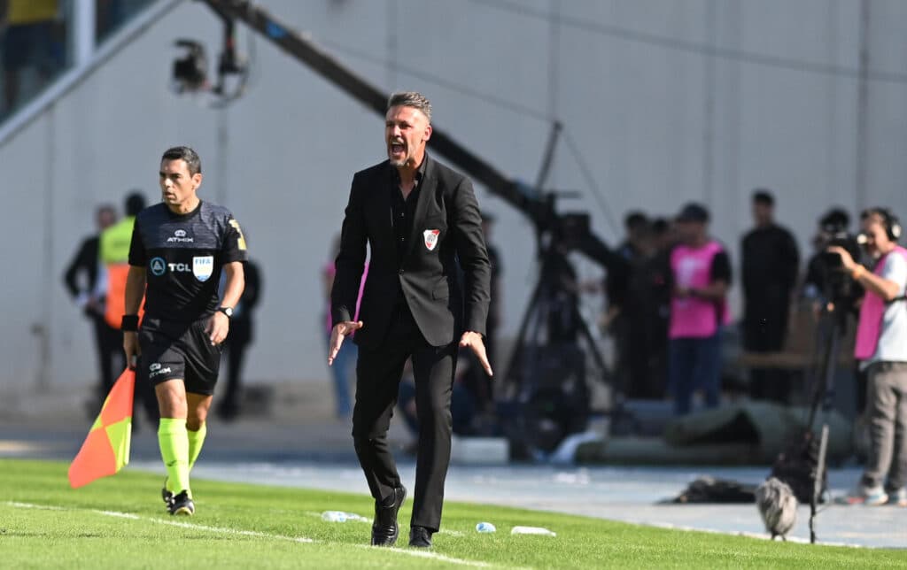 El recién ascendido Deportivo Riestra vence a River y amenaza su liderato antes del parón