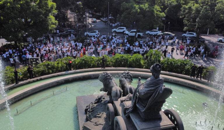 Hinchas del Madrid celebran título de la Champions en la Cibeles de la capital mexicana
