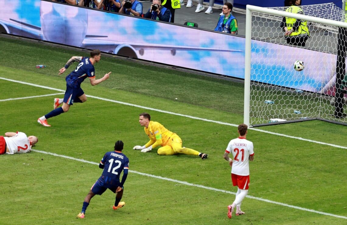 1-2. Aké asiste, Gakpo y Weghorst desatascan a los Países Bajos