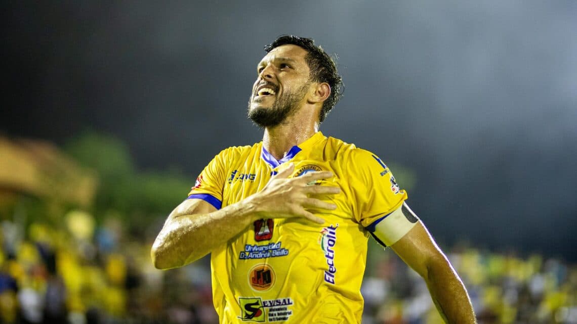 Mexicano y hondureño, comandan al subcampeón en El Salvador