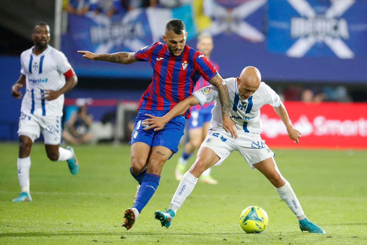El Alavés ficha al delantero «Stoichkov», procedente del Eibar