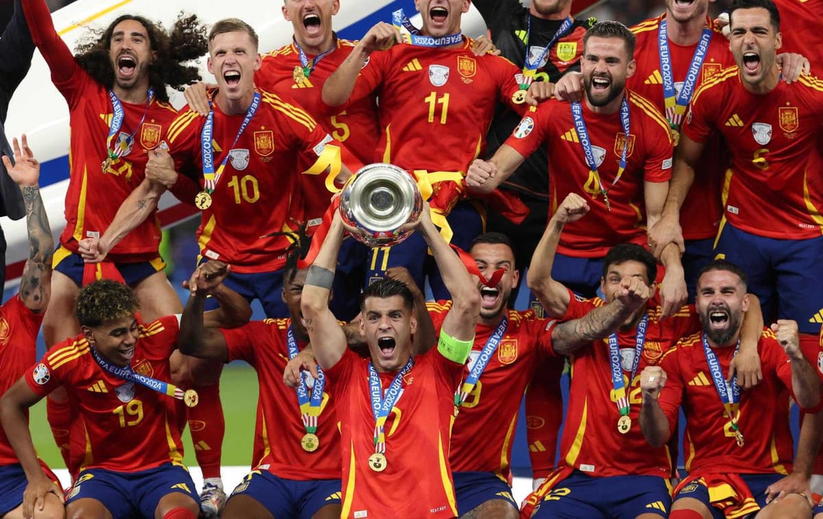 2-1. Nico Williams y Oyarzabal hacen única a España