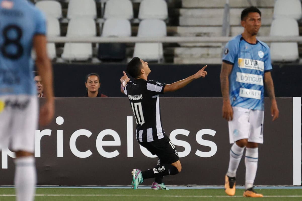 Botafogo gana con gol del venezolano Savarino, desbanca a Flamengo y asume la cima del fútbol en Brasil