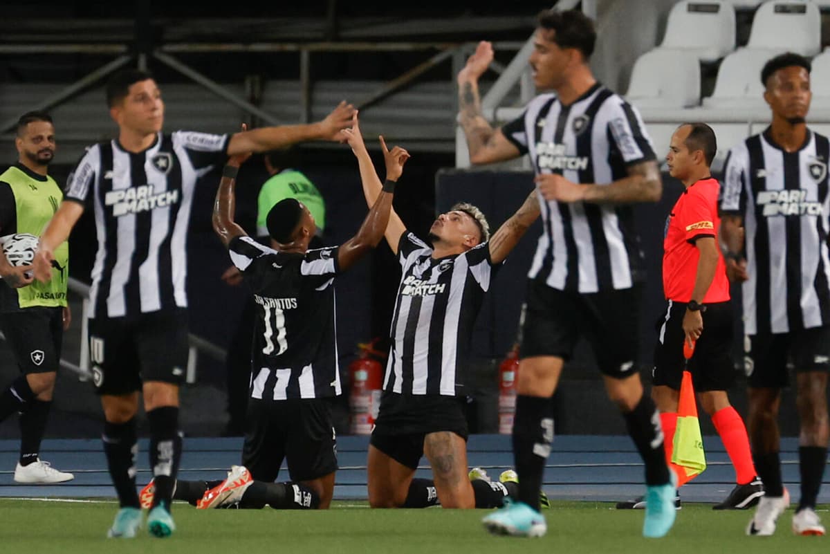 Botafogo vence a Palmeiras en el duelo de líderes y se aísla en la cima del fútbol en Brasil