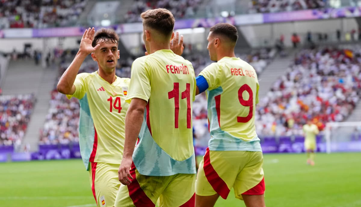 1-3. España tumba la resistencia dominicana y está en cuartos