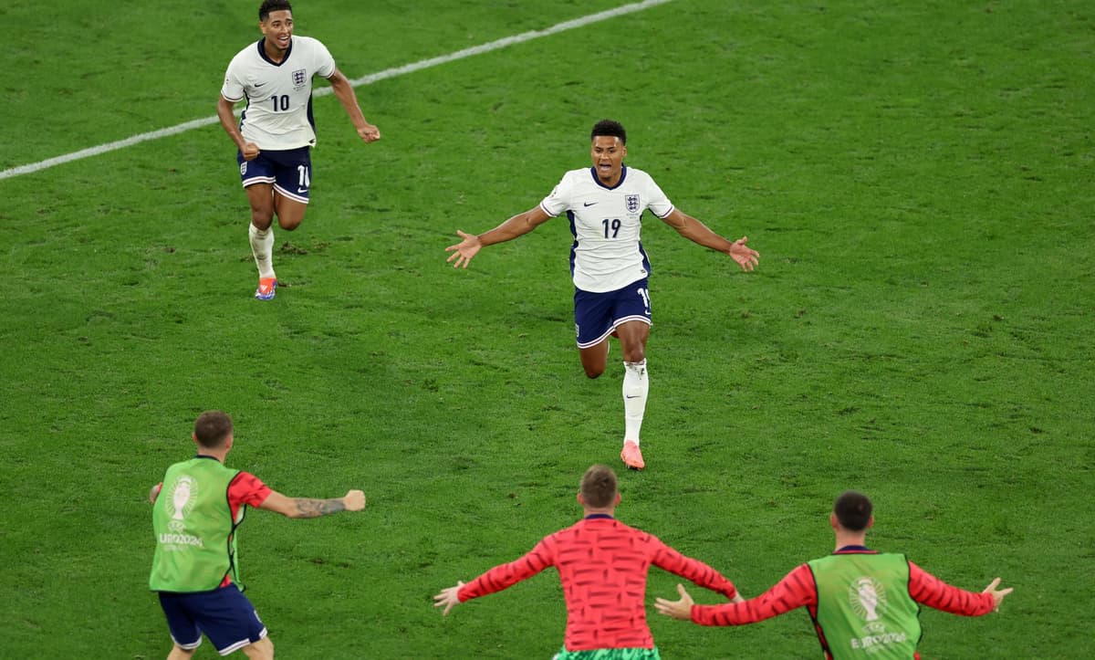 1-2. Watkins e Inglaterra desafían a España