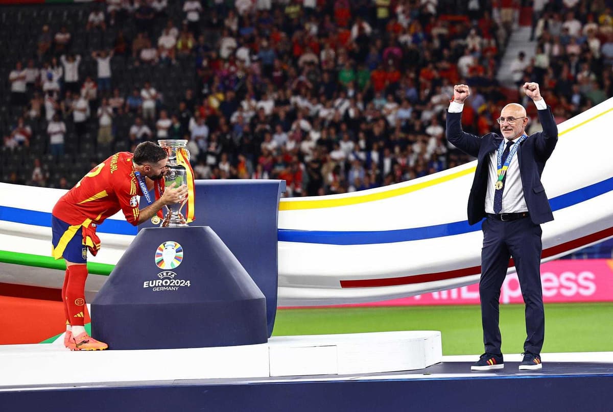 Español De la Fuente: «Se ha coronado un auténtico equipo con merecimiento»