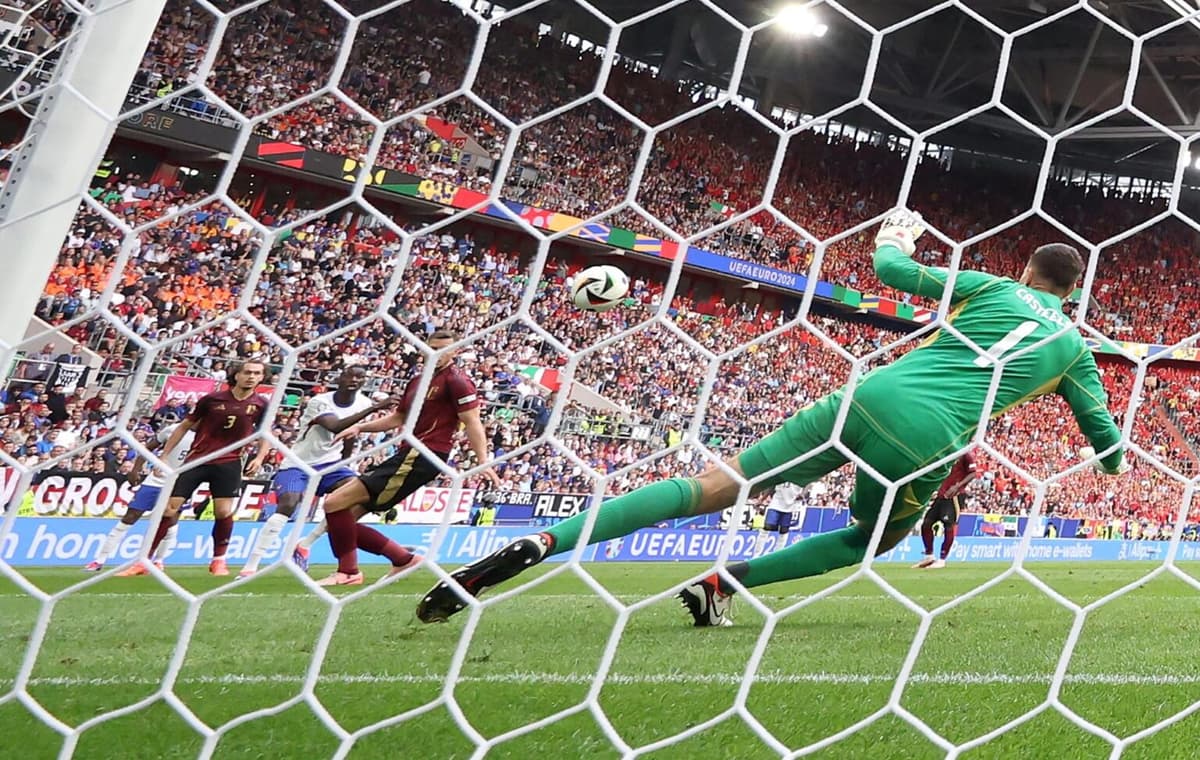 1-0. Francia, a cuartos de rebote