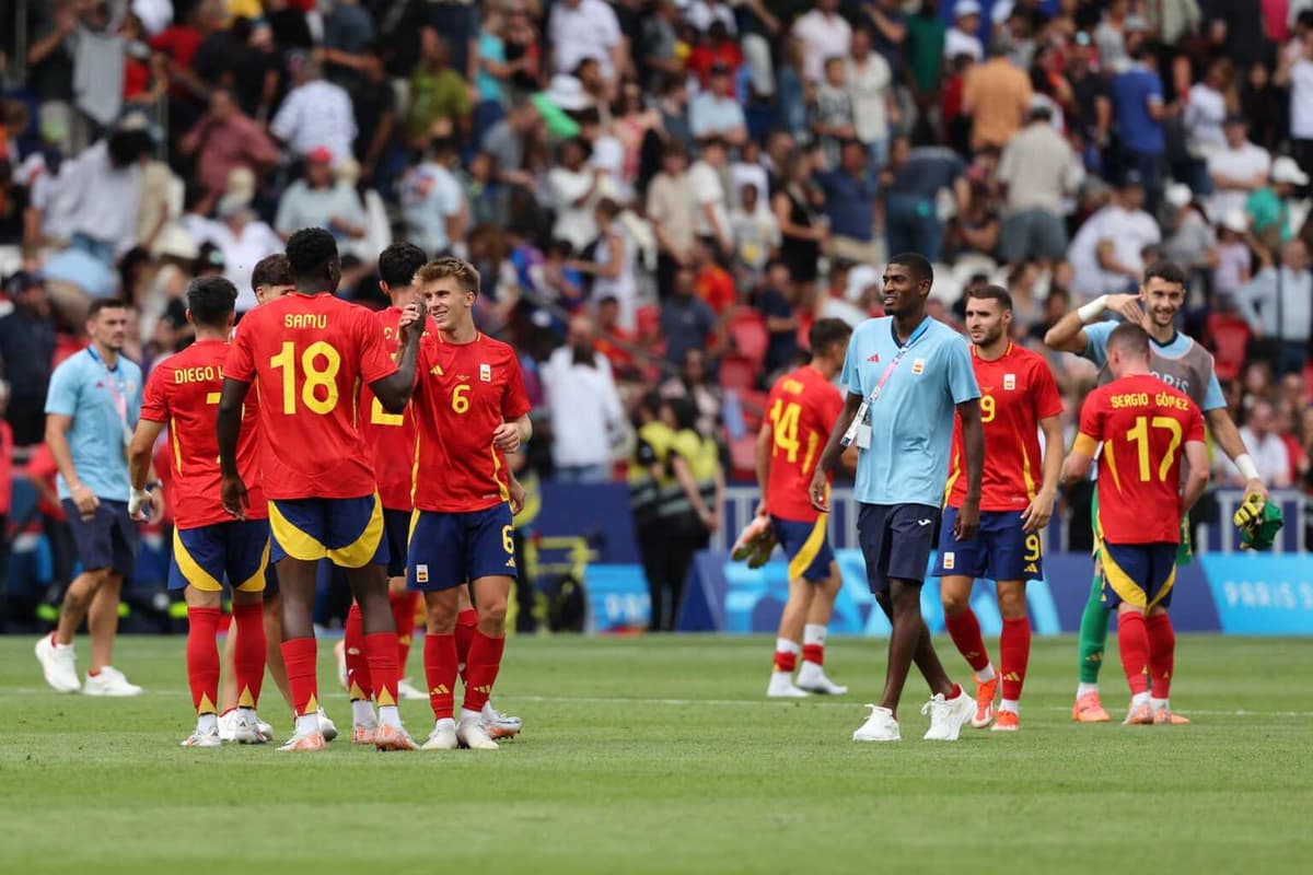 1-2. España salva el debut con lo justo