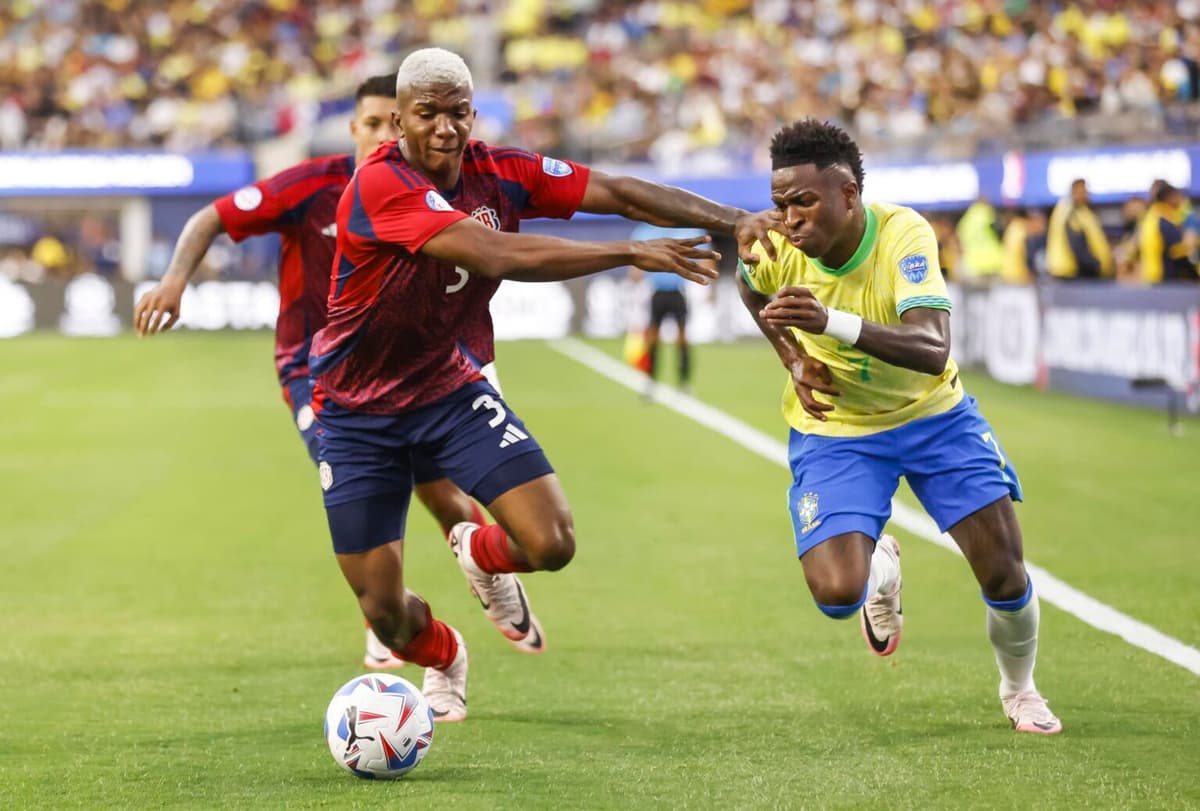 El zaguero costarricense Jeyland Mitchell es el nuevo jugador del Feyenoord neerlandés
