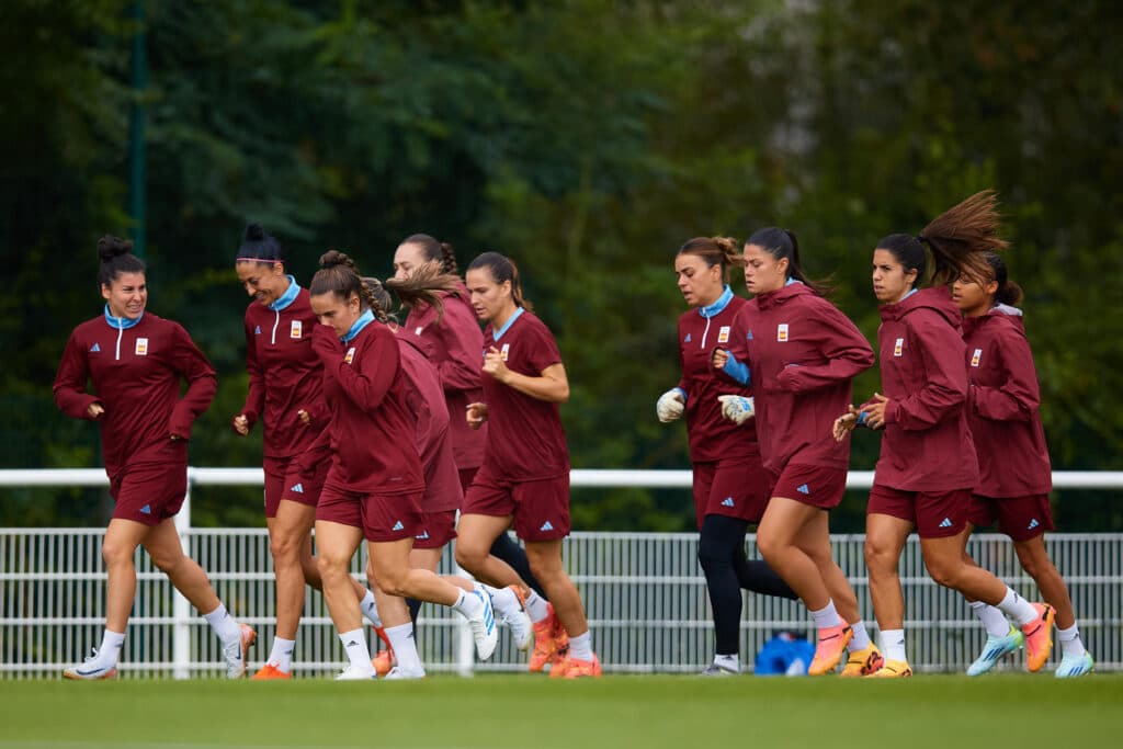 España se entrena dividida en grupos tras la victoria contra Japón