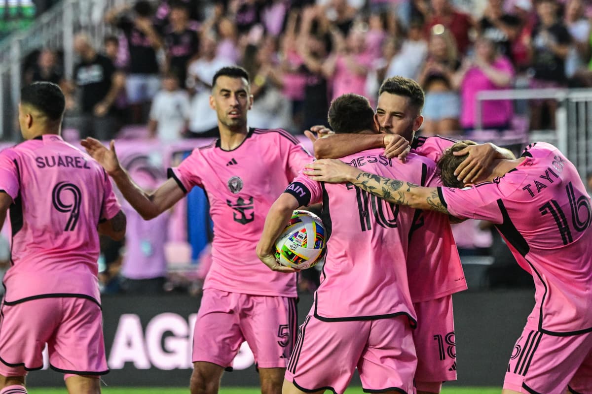 Messi y su corte de latinos ante el equipo que más los complicó