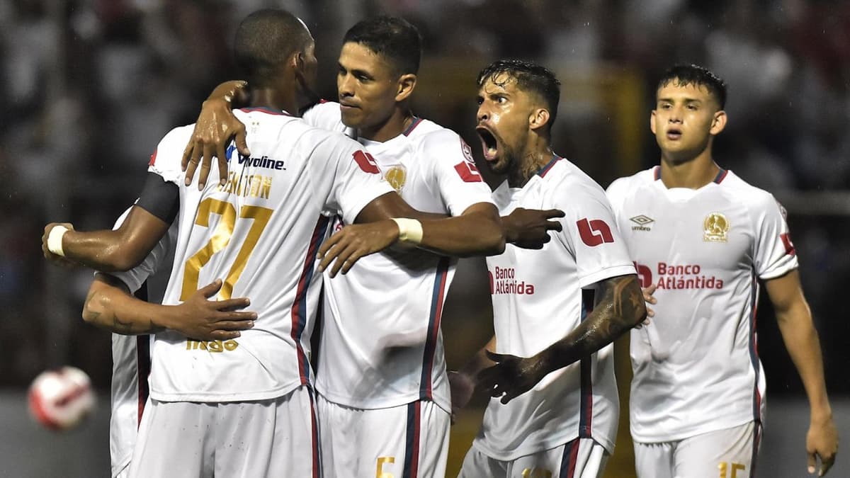 El delantero colombiano Yustin Arboleda jura como hondureño por naturalización