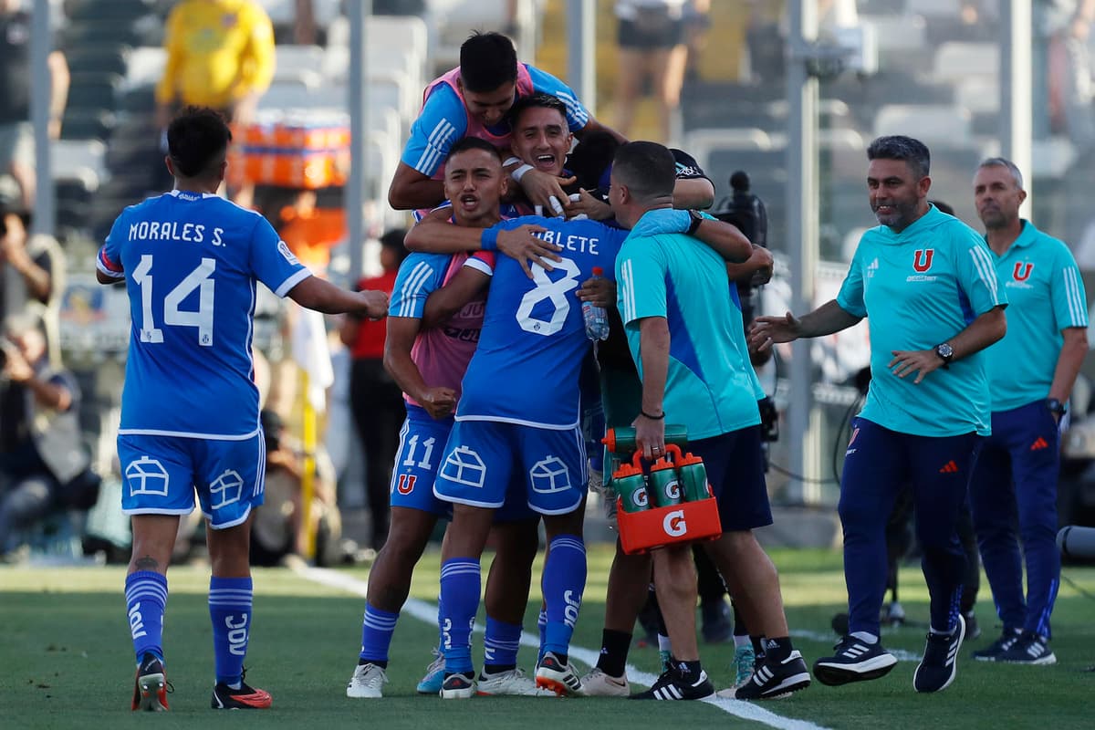 Universidad de Chile lucha por el liderato bajo la presión de Colo Colo