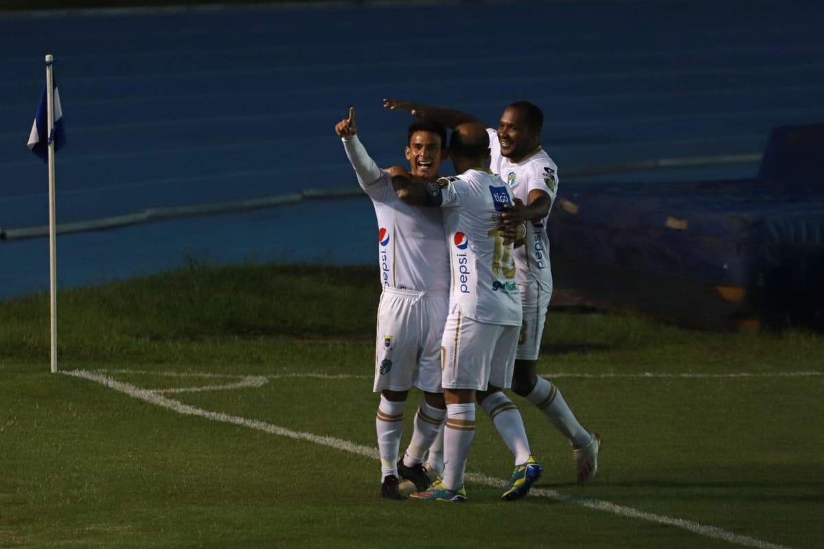 2-3. El Salvador no baja la marcha