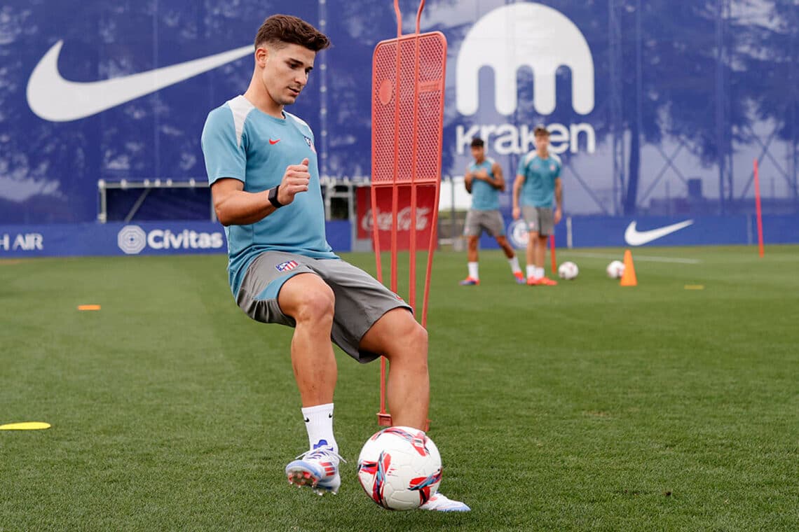 El argentino Julián Alvarez y el español Samu Omorodion ya se entrenan con el Atlético