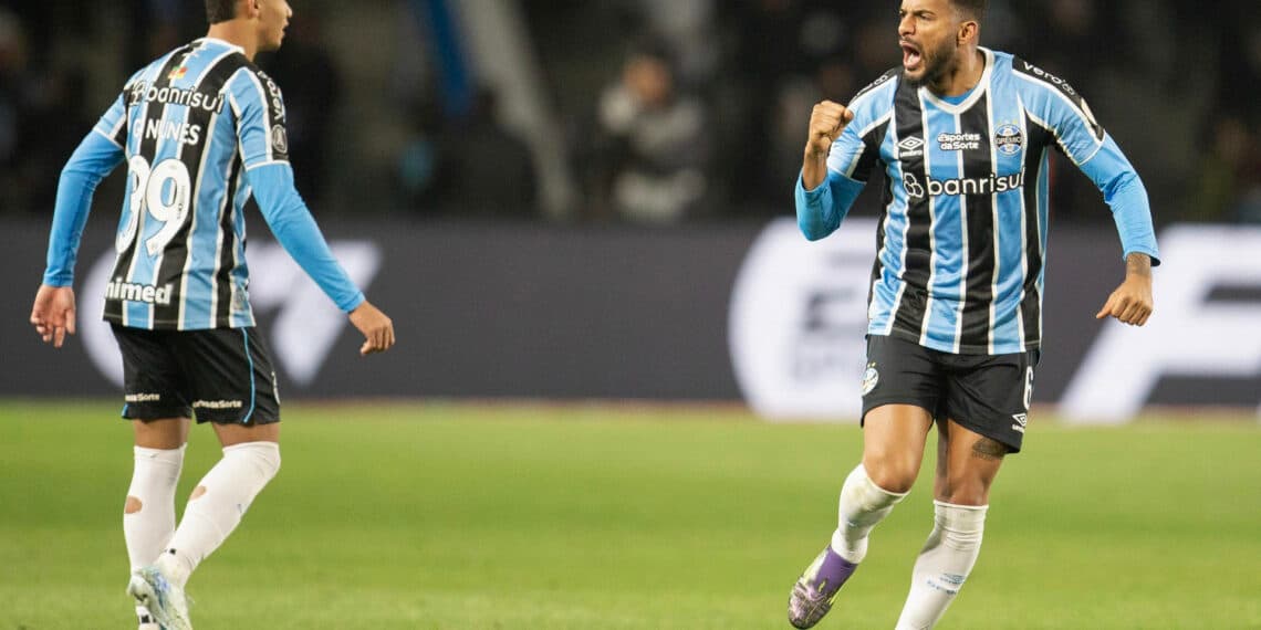 2-1. El Grêmio se impone al Fluminense con doblete del brasileño Reinaldo y con un jugador menos