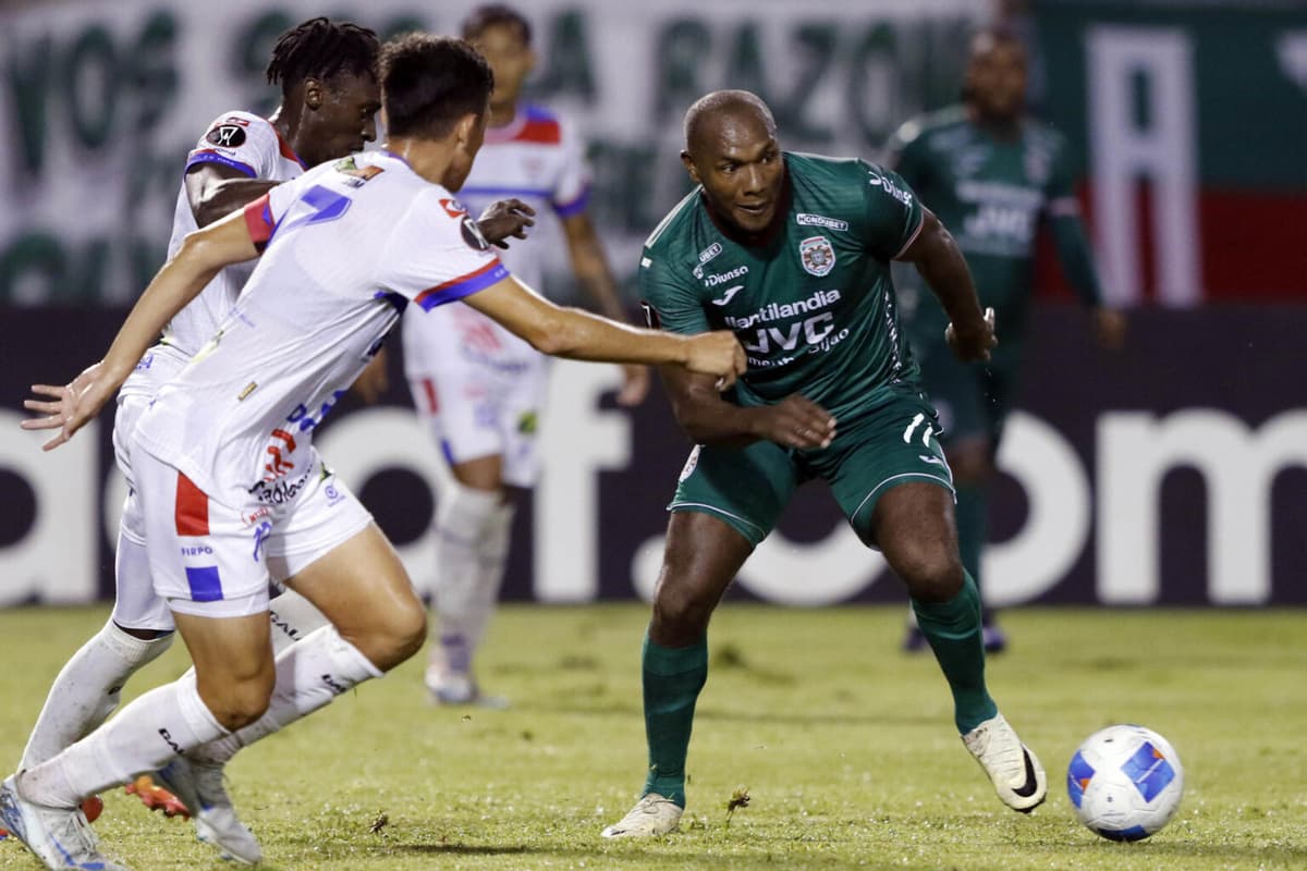 1-0. Marathón vence al Firpo en partido marcado por contratiempos meteorológicos