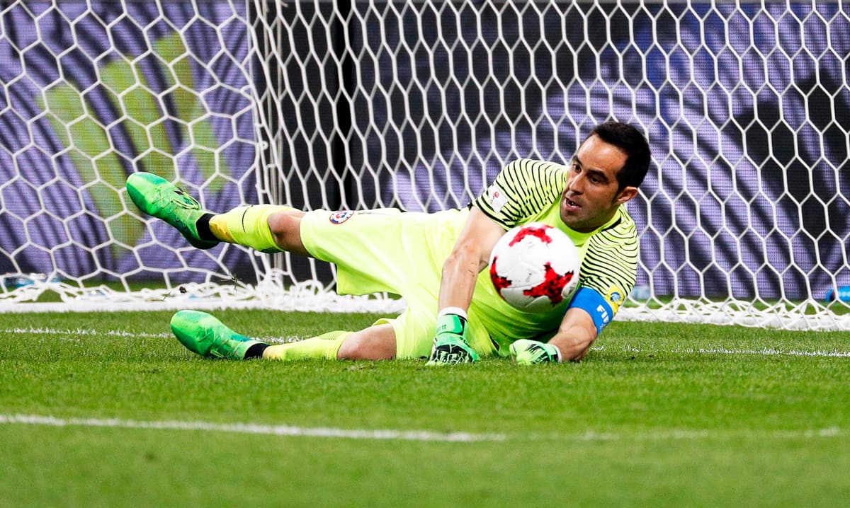 El chileno Claudio Bravo cuelga los guantes con 41 años