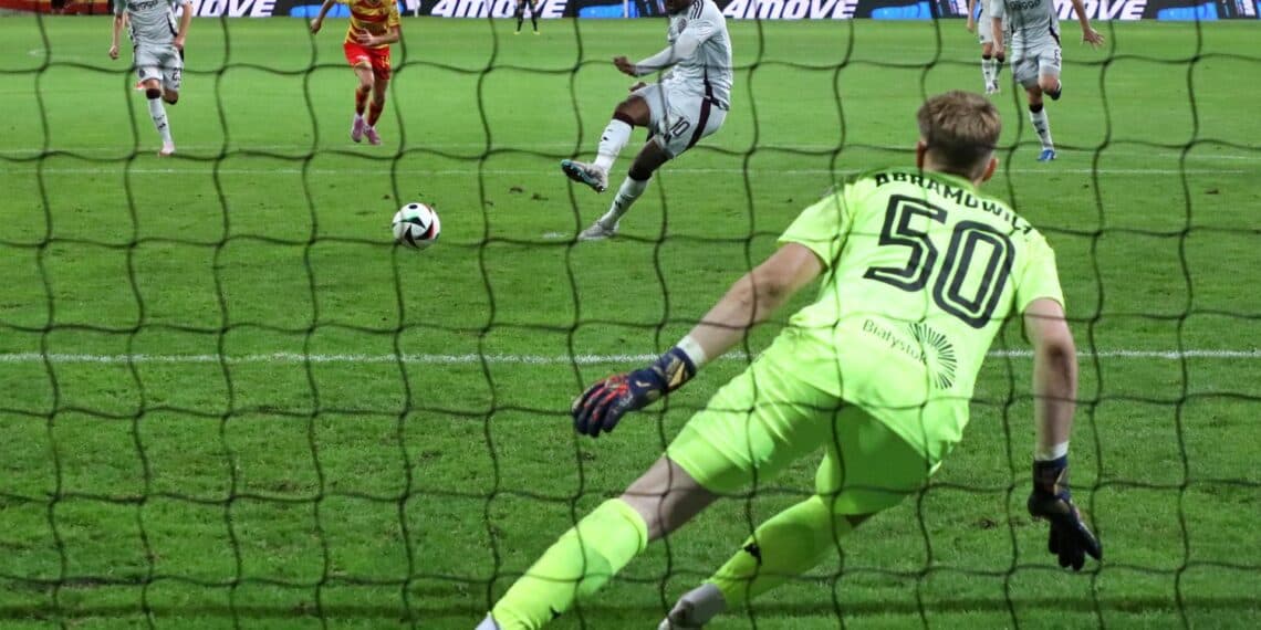 Akpom pone al Ajax con pie y medio en la fase de liga de la Liga Europa