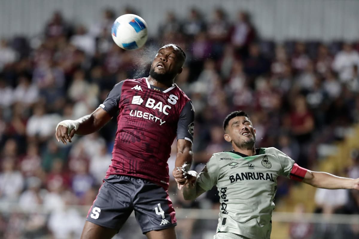 1-1. El jamaiquino Javon East rescata un empate para el Saprissa en Guatemala