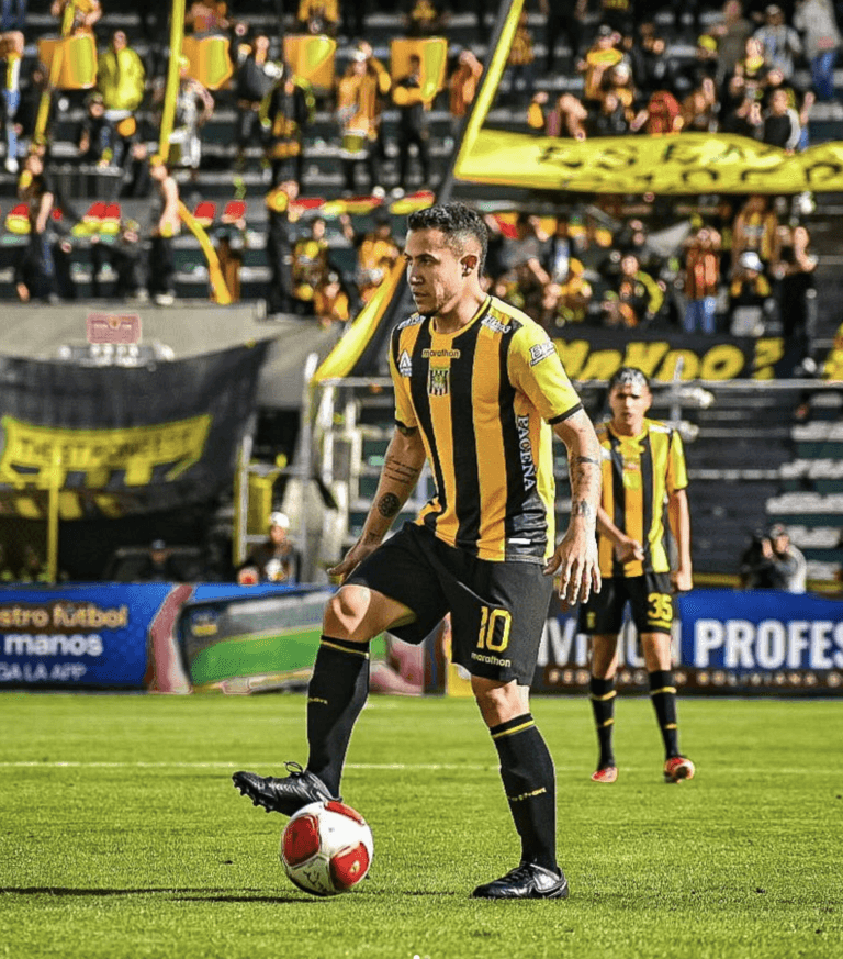 Colombiano Michael Ortega fue inicialista en el clásico paceño