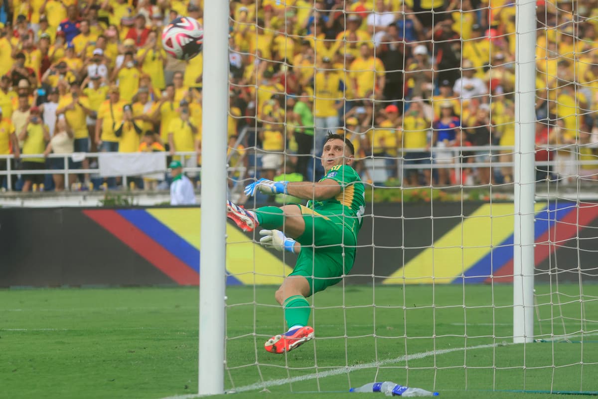 El argentino ‘Dibu’ Martínez, sancionado por la FIFA, no podrá jugar contra Venezuela ni Bolivia
