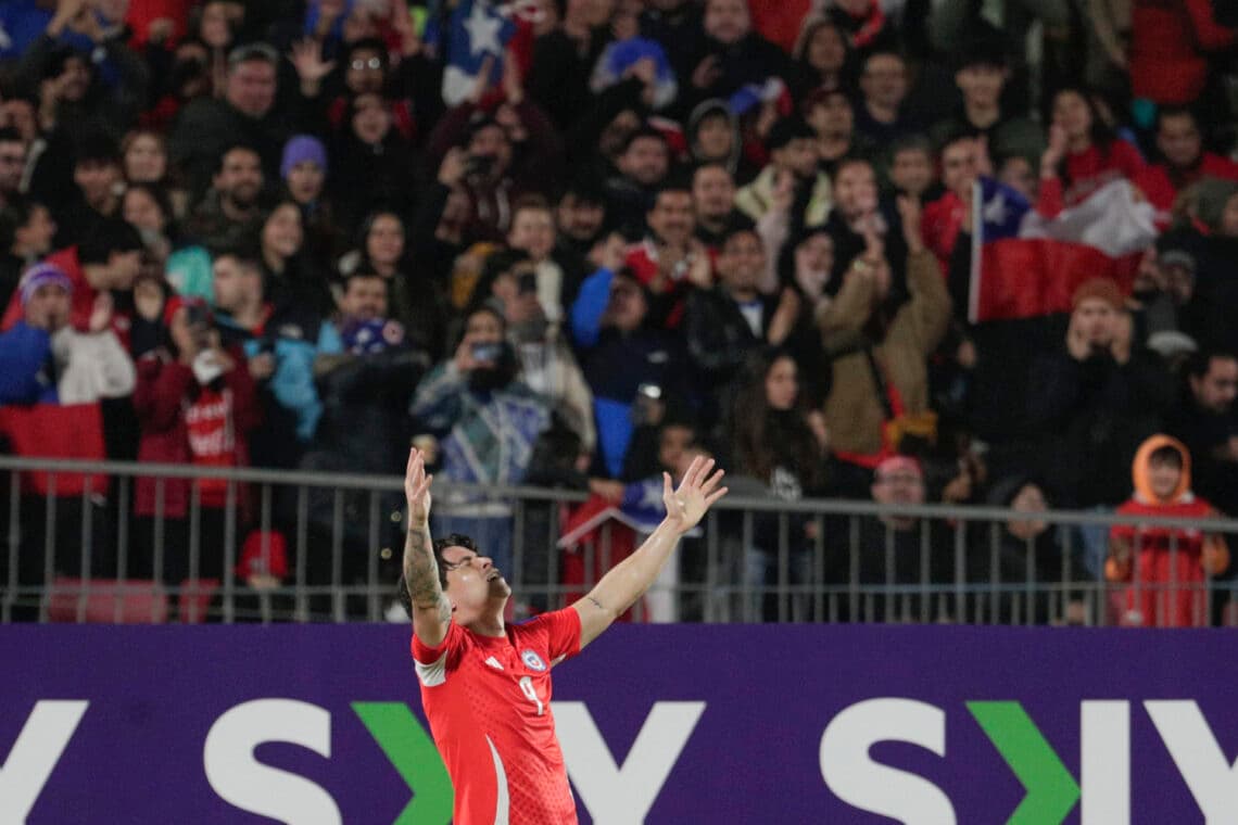 El chileno Dávila buscará grabar su nombre en historia de América, como Zamorano y Reinoso