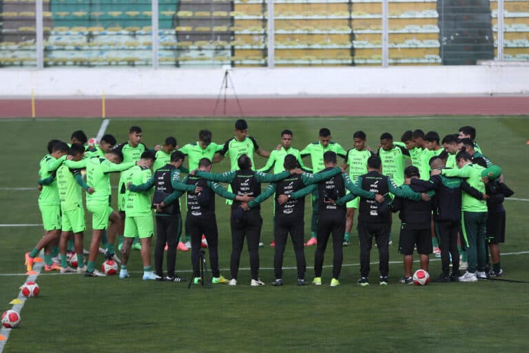 La selección de Bolivia emprende sin tres figuras su largo camino a Santiago