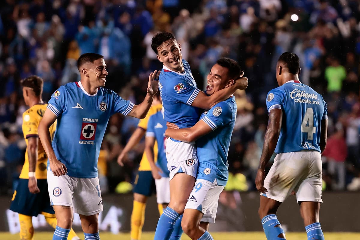 Cruz Azul golea a domicilio al campeón América y mantiene el liderato del Apertura