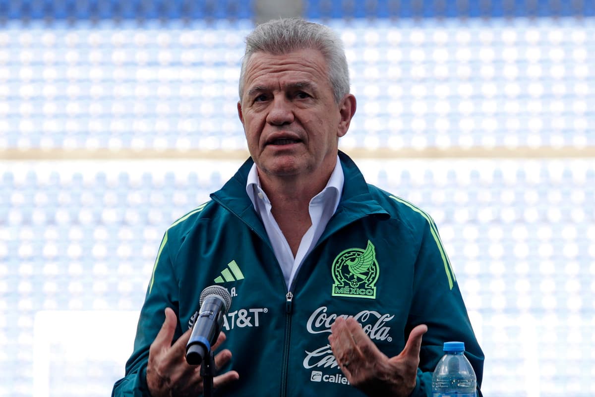 Mexicano Aguirre dice que futbolistas prefieren jugar a entrenar, pese a congestión de calendario