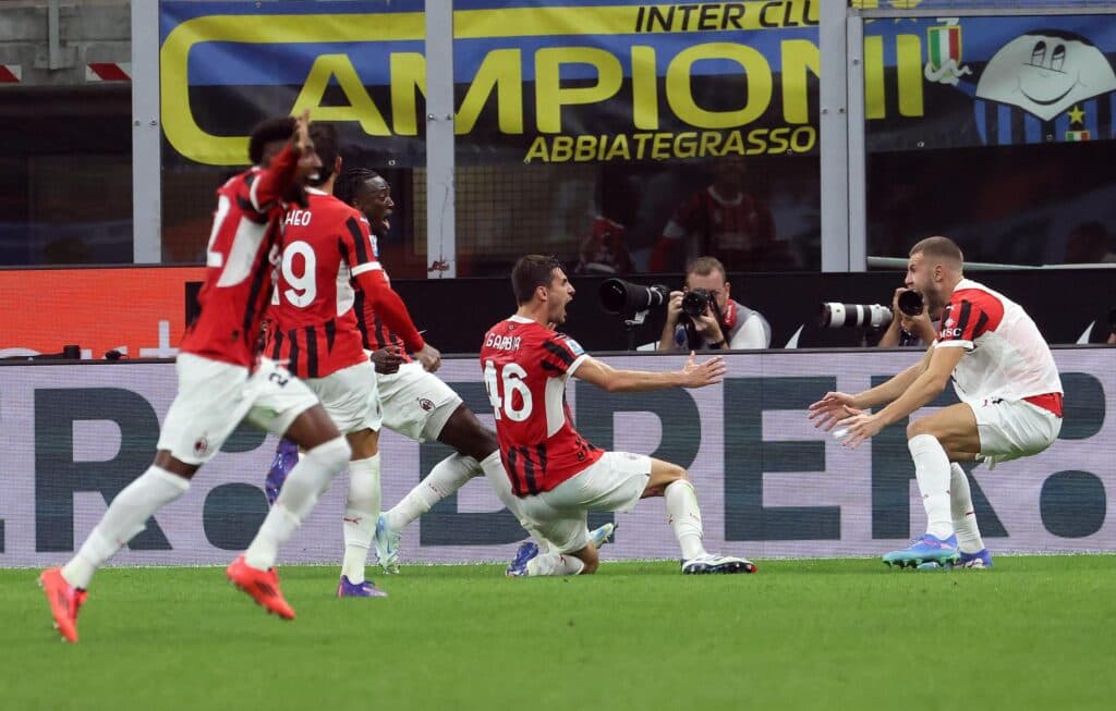 1-2. El Milan destrona al Inter del argentino Martínez