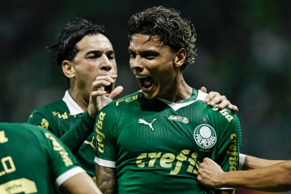 Con goles del colombiano Ríos, Palmeiras roza el liderato en Brasil