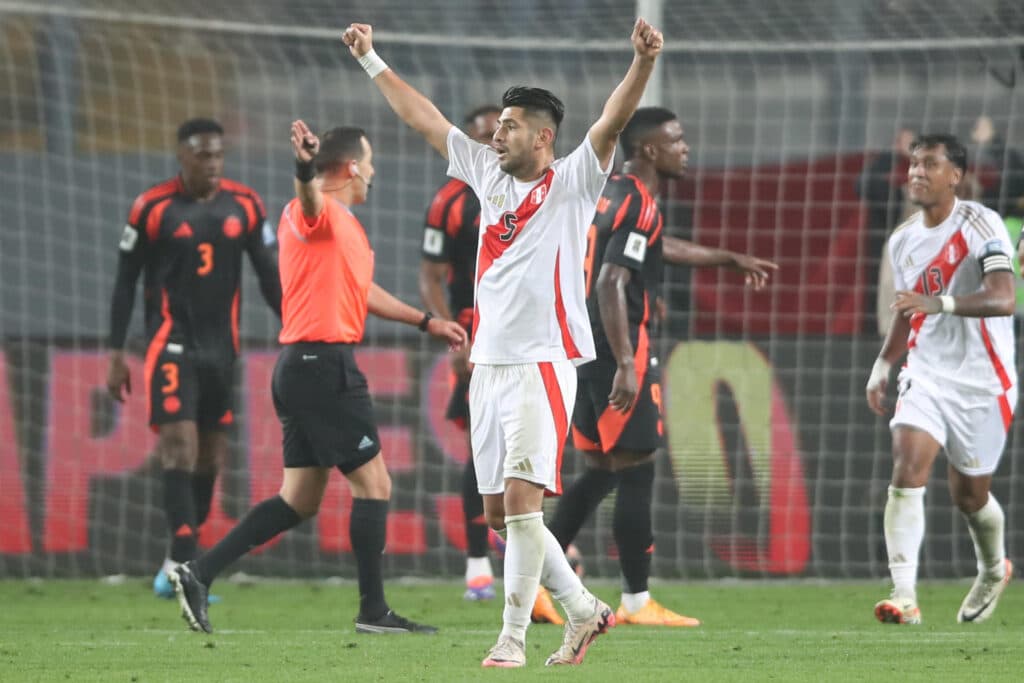 1-1. Perú sigue en el fondo, sin saber ganar en casa, y Colombia salva su invicto