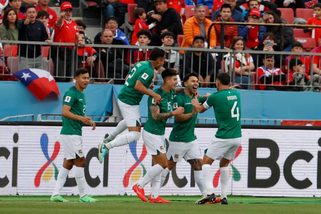 1-2. Bolivia hunde al Chile del argentino Gareca y gana aliento en su camino hacia el Mundial