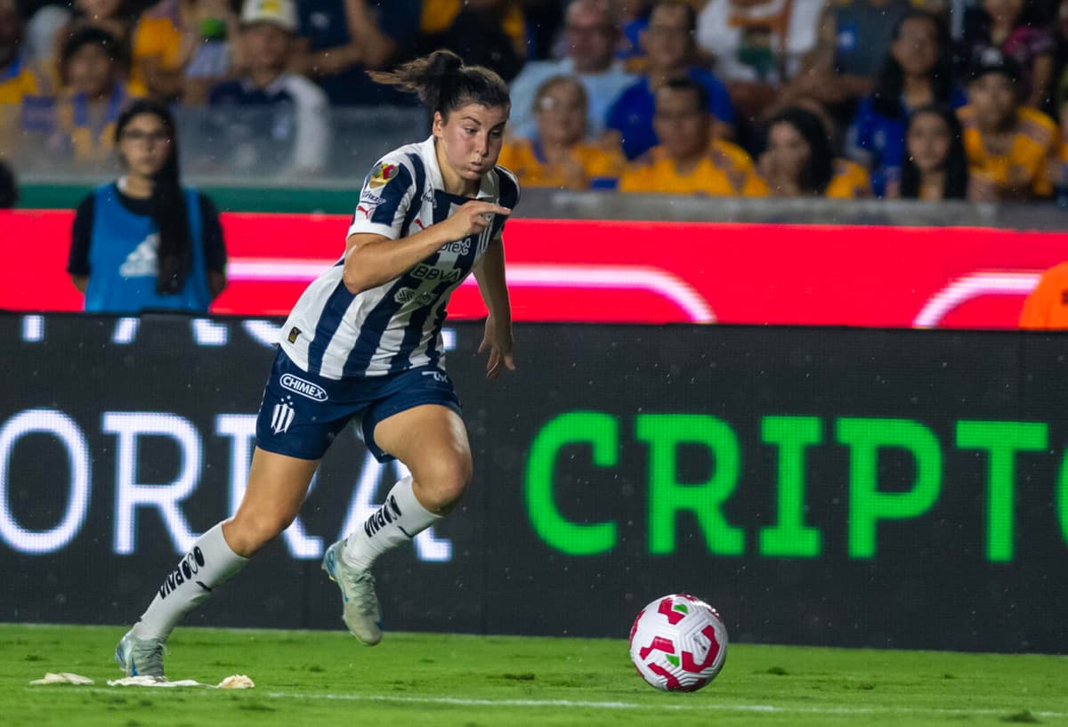 La española Lucía García anota y rescata empate para Monterrey ante el León