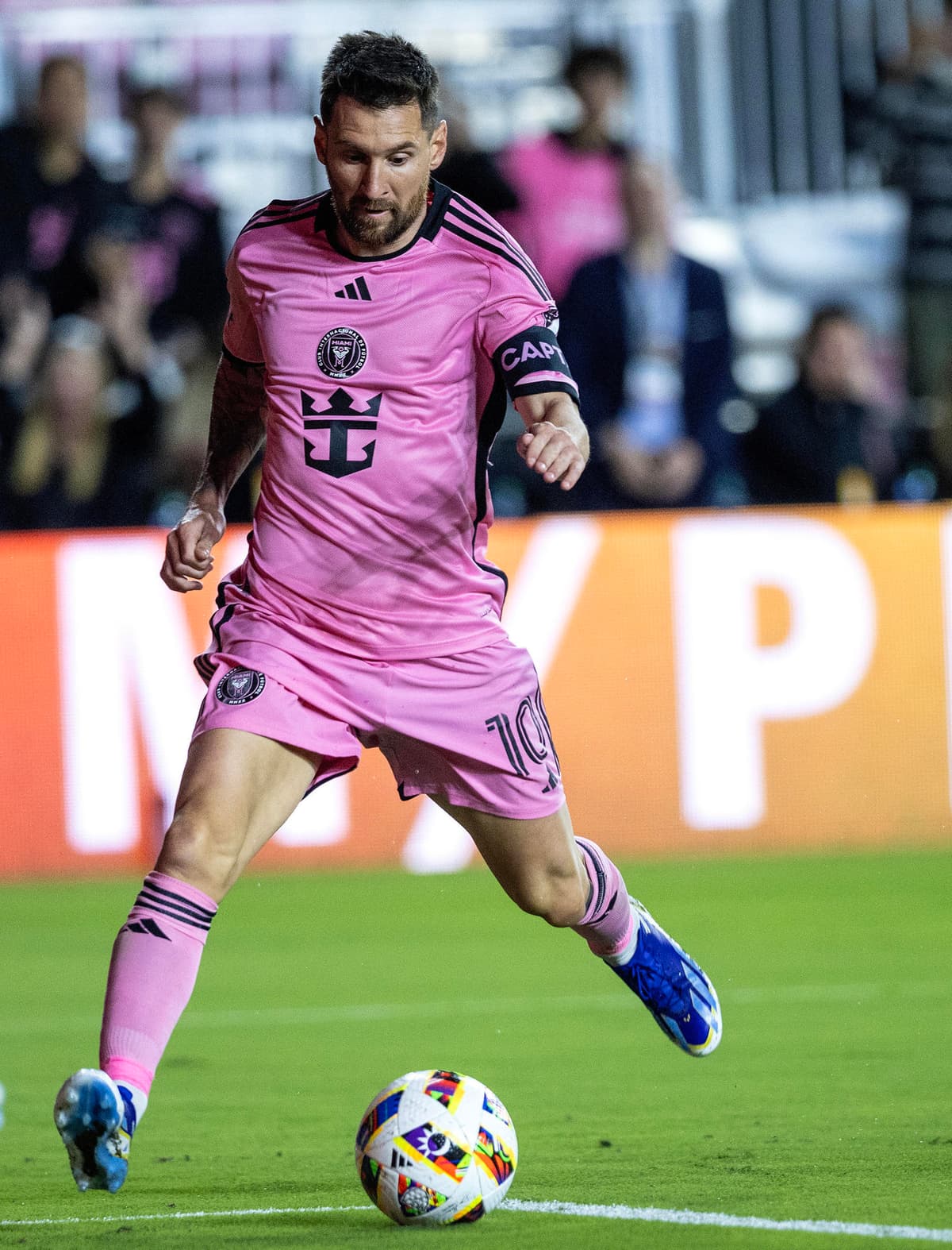 El argentino Lionel Messi vuelve a jugar tras sufrir una lesión que le alejó 2 meses de las canchas
