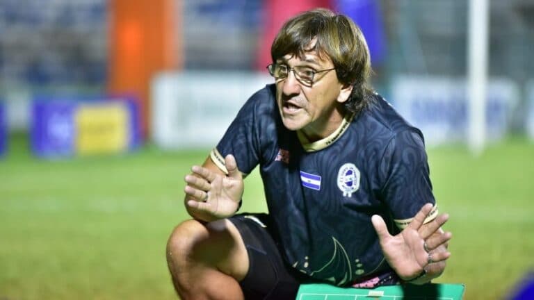 Técnico uruguayo y delantero colombiano, las revelaciones en El Salvador