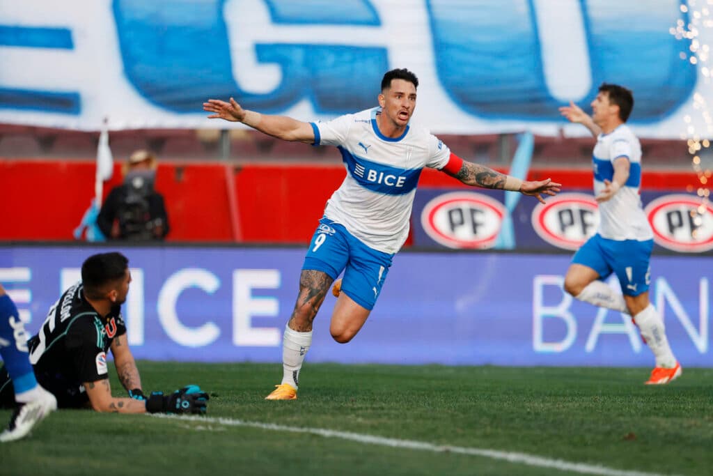 Universidad de Chile del argentino Álvarez gana el clásico de remontada y se aferra al liderato