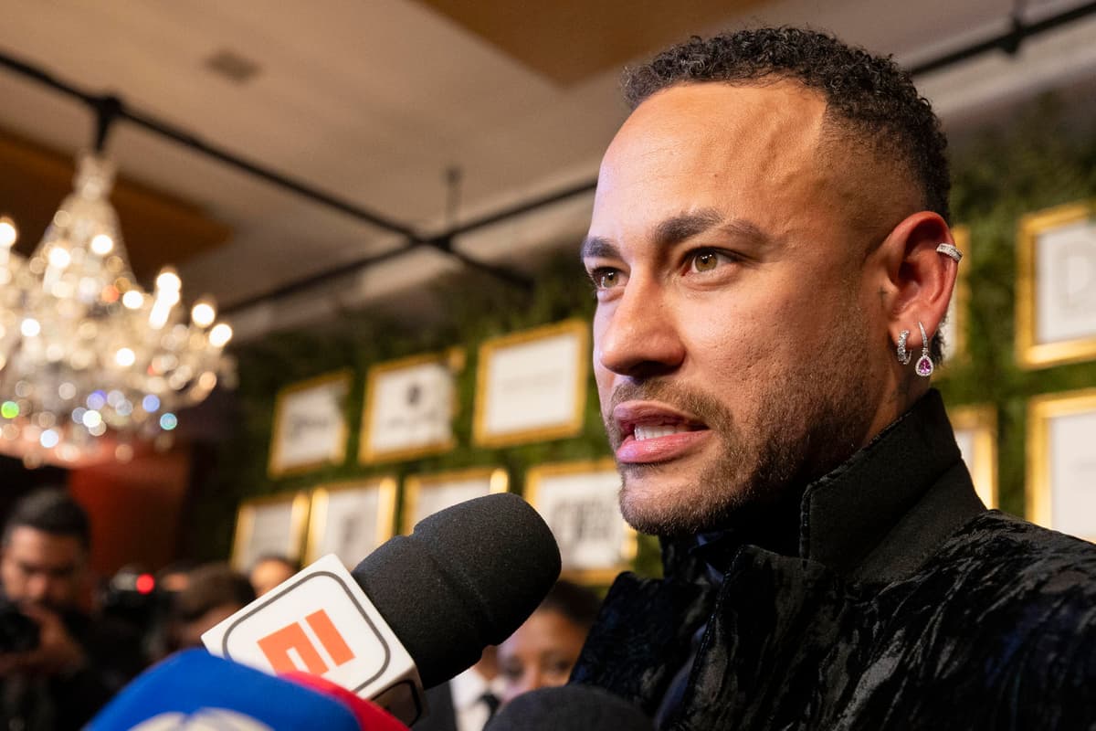 El brasileño Neymar felicita al juvenil Estêvão por arrebatarle un récord
