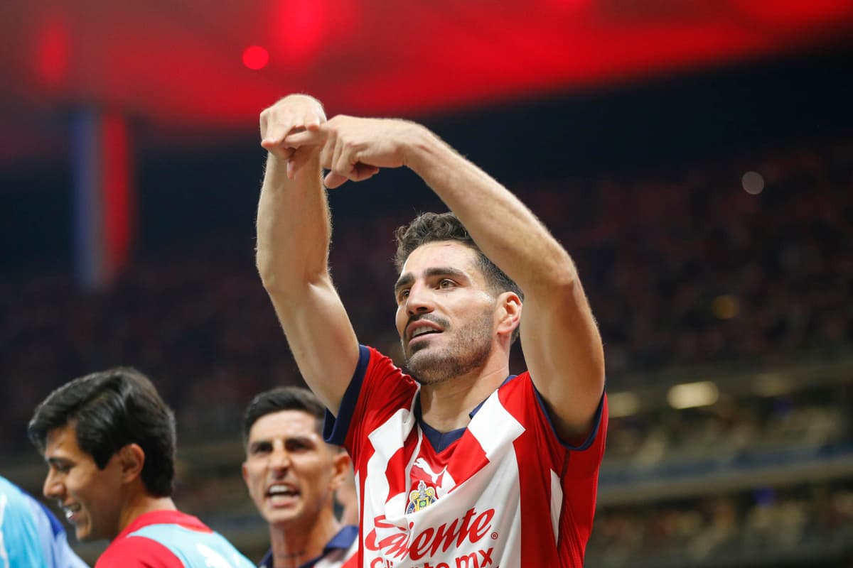Las Chivas del argentino Milito vencen en penaltis a Charlotte y se mantienen vivas